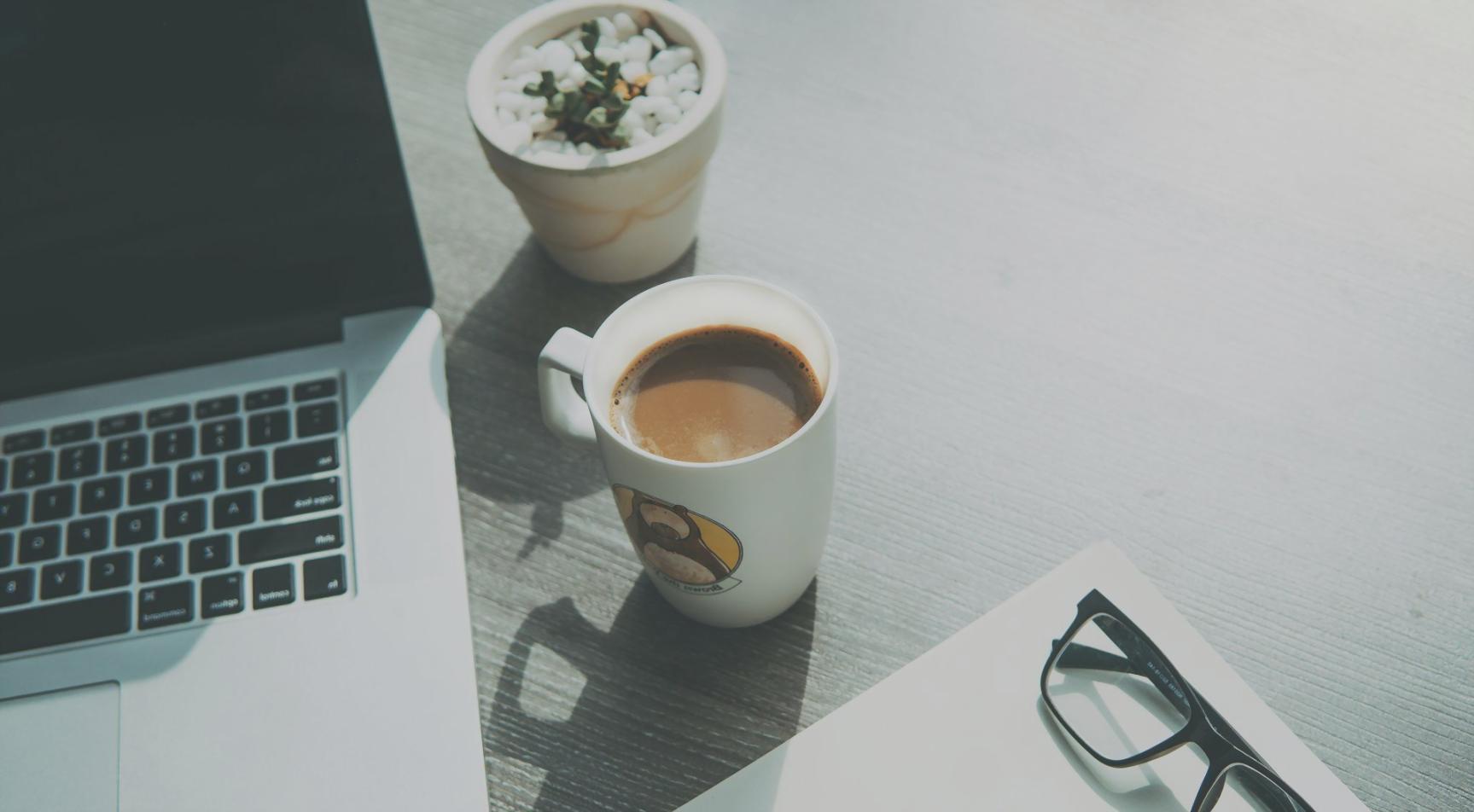 Espacio de trabajo moderno donde desarrollamos estrategias financieras personalizadas